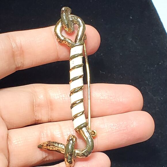 Gold Tone Hook Lock White Twist 2.5" Unsigned Vtg - Picture 2 of 9